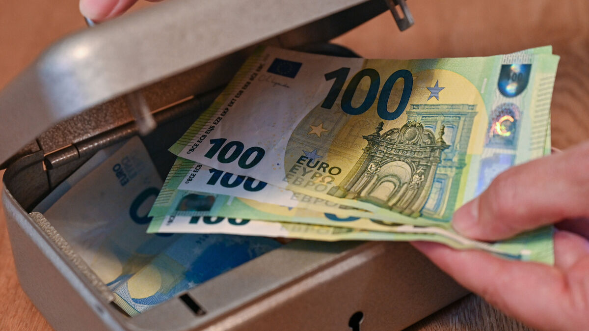 Die Seniorin übergibt Bargeld an die Betrüger. Symbolfoto: Patrick Pleul/dpa