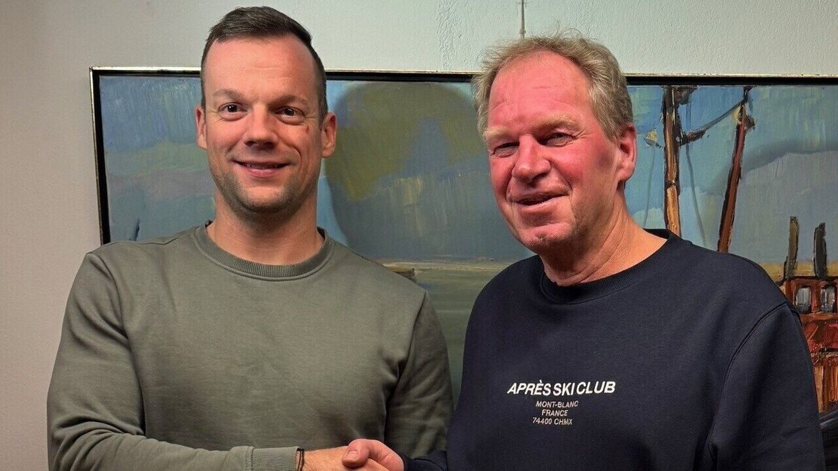 Der Neuhäuser Bürgermeister Udo Miertsch (r.) überreichte Oliver Marks die selten verliehene "Ehrennadel in Silber" angesichts der herausragenden Leistungen des Sportlers. Foto: Kurschat