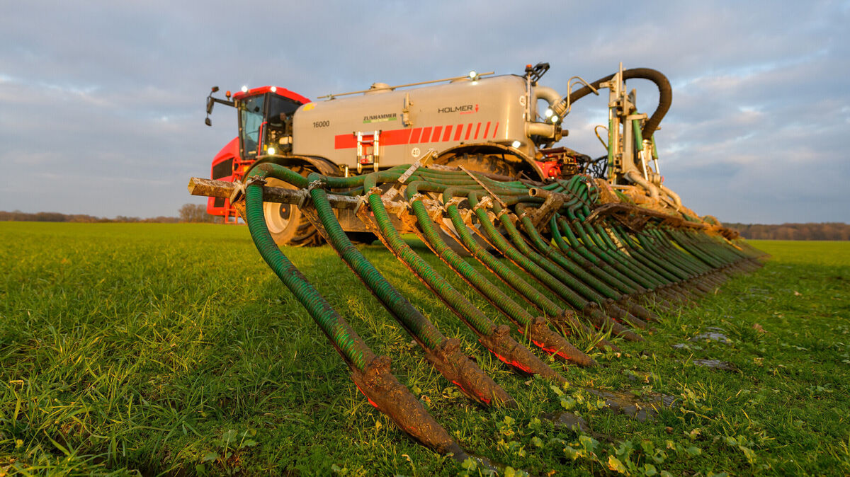 Im sogenannten "Schleppschuh Verfahren" wird inzwischen auch im Kreis Cuxhaven der Großteil der Gülle auf die Felder gebracht. Foto: Philipp Schulze / dpa