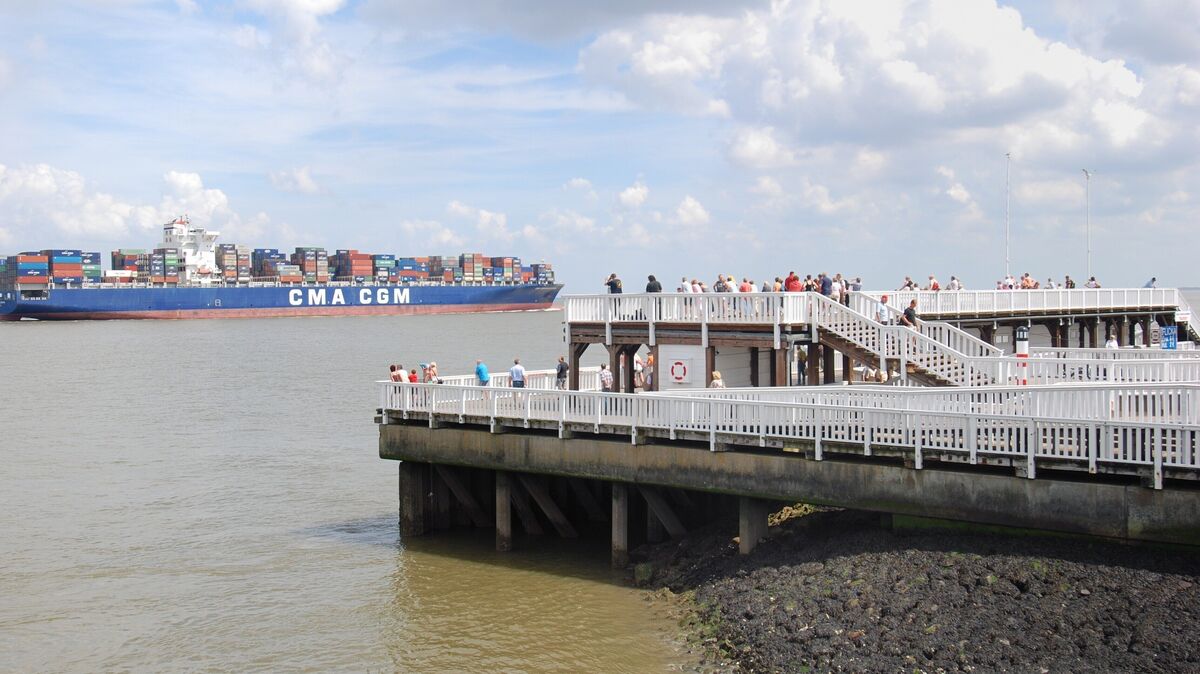 Insbesondere im Sommer kommen auf der Aussichtsplattform „Alte Liebe“ viele Menschen zusammen, um die vorbeifahrenden Schiffe zu beobachten. Foto: Mangels