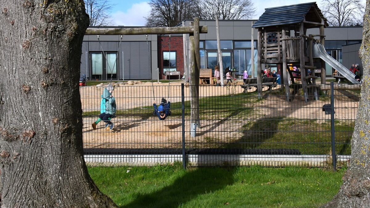 Nur durch einen Metallzaun entfernt liegt das Außengelände der Kindertagesstätte in Althemmoor an der Grundstücksgrenze zum Areal von Marela Knof. Dort stehen auch drei Lindenbäume auf durchnässtem Untergrund. Sind sie tatsächlich standsicher? Fotos: Schröder