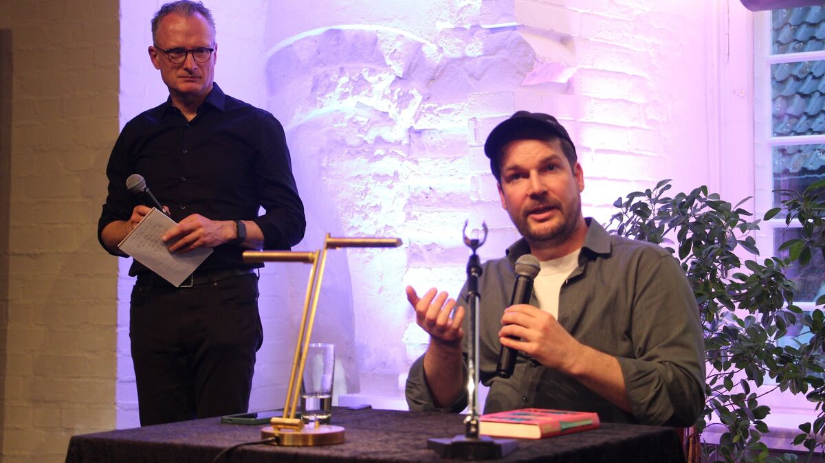 „Alles auf Anfang“: Die Lesung mit dem Berliner Autor Max Czollek und dem Ersten Kreisrat Friedhelm Ottens als Moderator führt zu einer angeregten Diskussion. Foto: Domke-Feiner