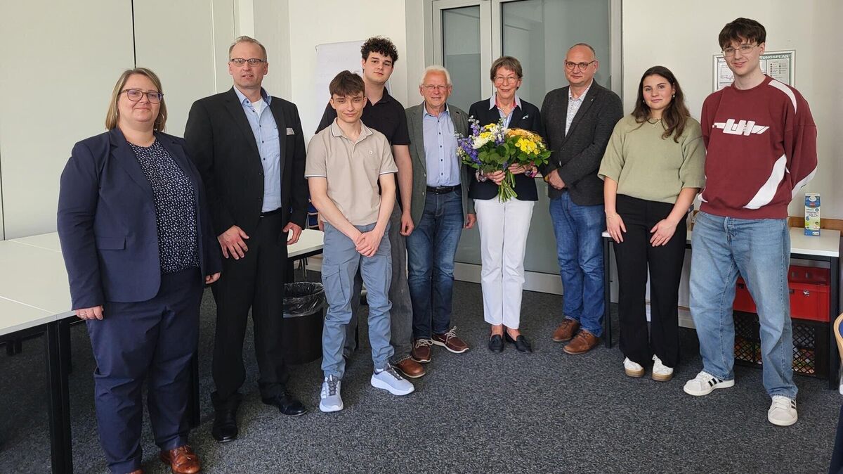 Übergabe des Schülerpreises (v.l.): Alexandra Kuck (BBS), Martin Schnäckel (BBS), Luca Hörstensmeier, Noah Steinhof, Wolfgang Deutschmann (AAG), Karin Lüdke (GGH-Stiftung), Martin Rehermann (LiG), Evrykleia Douska, Lasse Schnieders. Foto: Werder