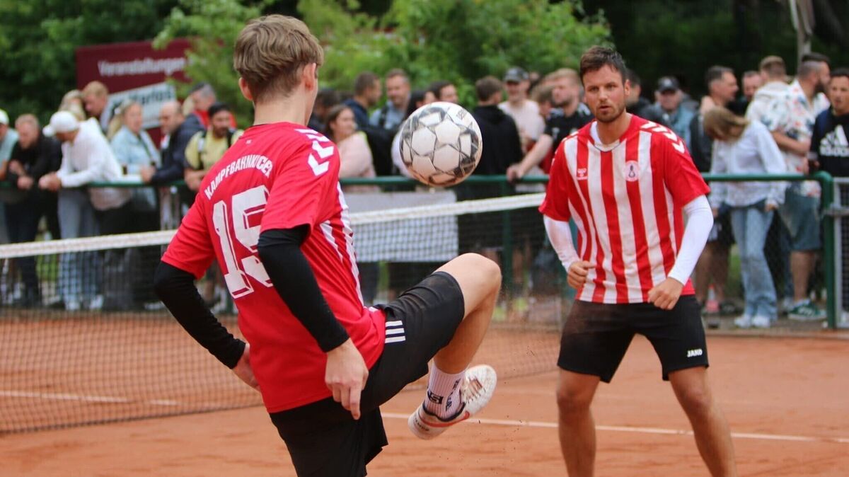 Spannung am Netz: Bei der 8. Cuxhavener Fußball-Tennis-Meisterschaft in Altenwalde zeigen die Teams spektakuläre Ballkunst und packende Duelle. Foto: Knut Spreckelsen
