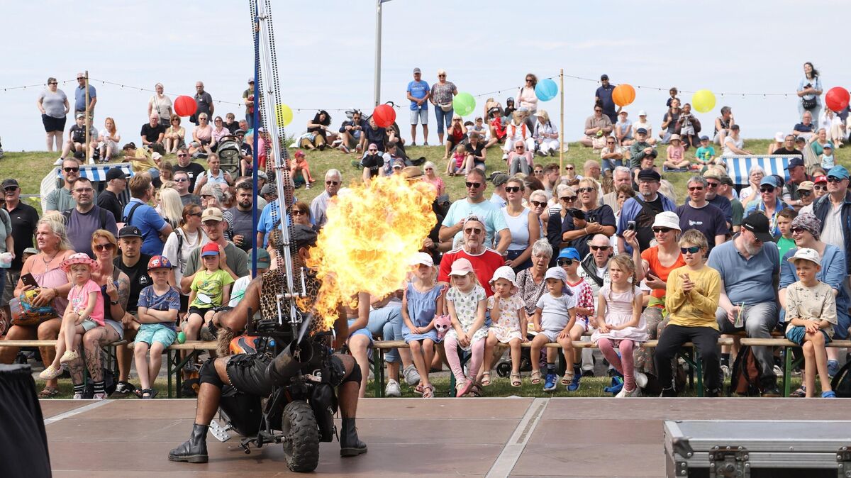 Für spektakuläre Momente sorgt der Chilene Mister Copini. Mit einer mitreißenden Show und jeder Menge Pyrotechnik heizt er den Besuchern in Duhnen ordentlich ein. Foto: Larschow