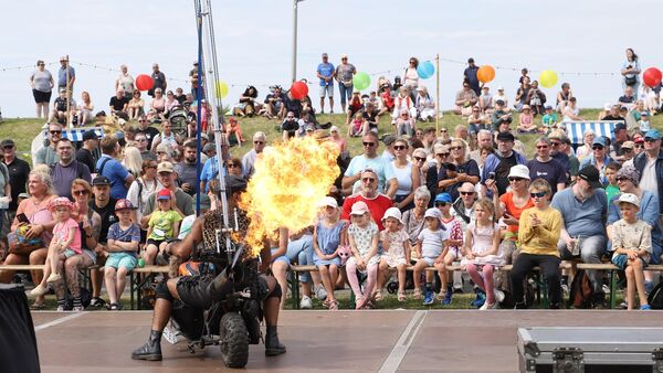 Pyrotechnik und Akrobatik in Cuxhaven: Künstler-Promenadenfest bleibt Zuschauermagnet