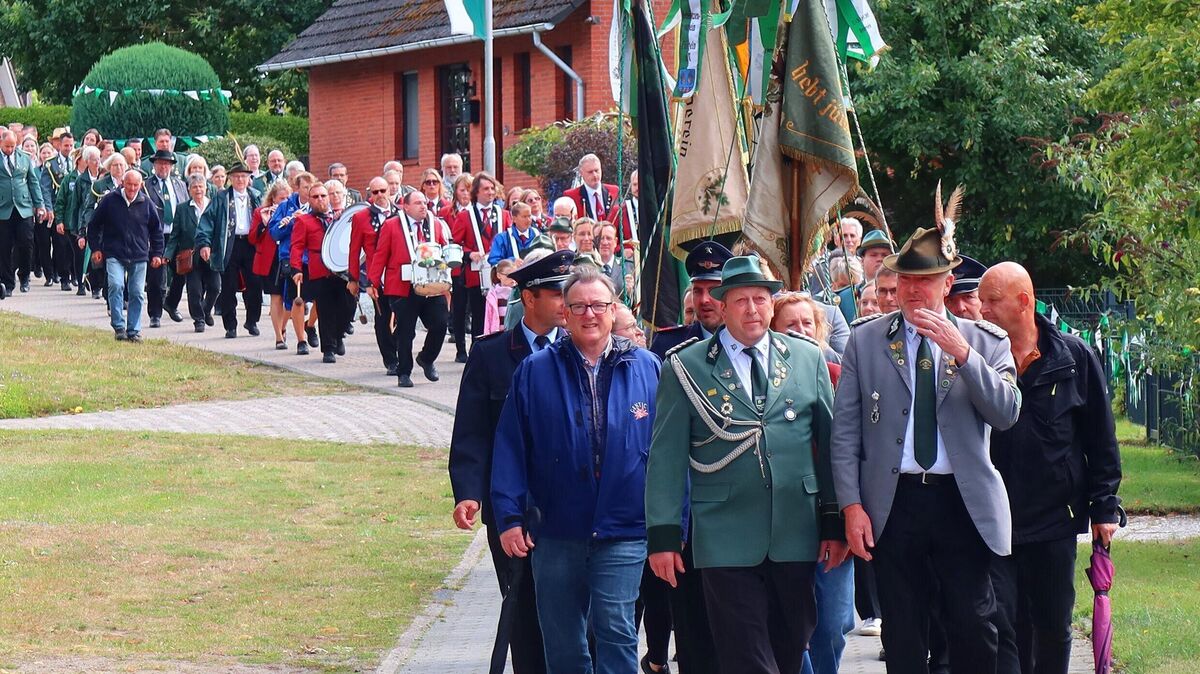 Voller Lebensfreude und mit 14 Fahnen: Mitglieder und Fahnenabordnungen befreundeter Vereine ziehen durch den Ort. Foto: Tonn