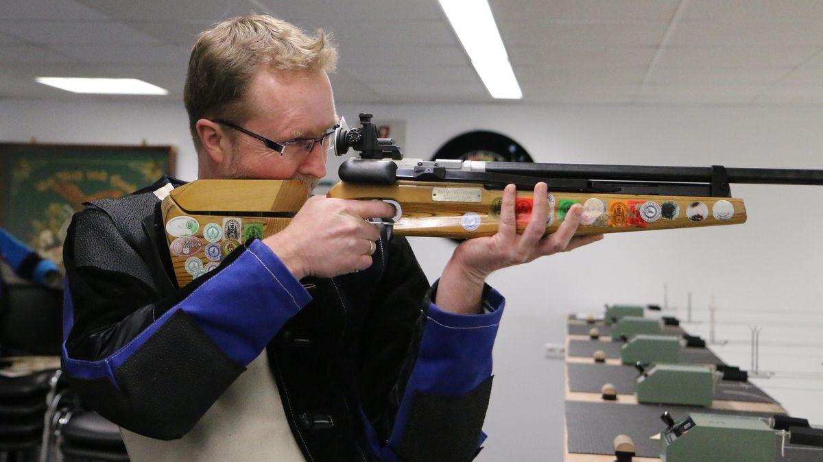 CN/NEZ-Sportredakteur Frank Lütt zielt mit dem Luftgewehr. Eine gewisse Grundfitness müssen die Schützen schon mitbringen, denn das Sportgerät wiegt immerhin knapp über fünf Kilogramm. Foto: Schiefelbein
