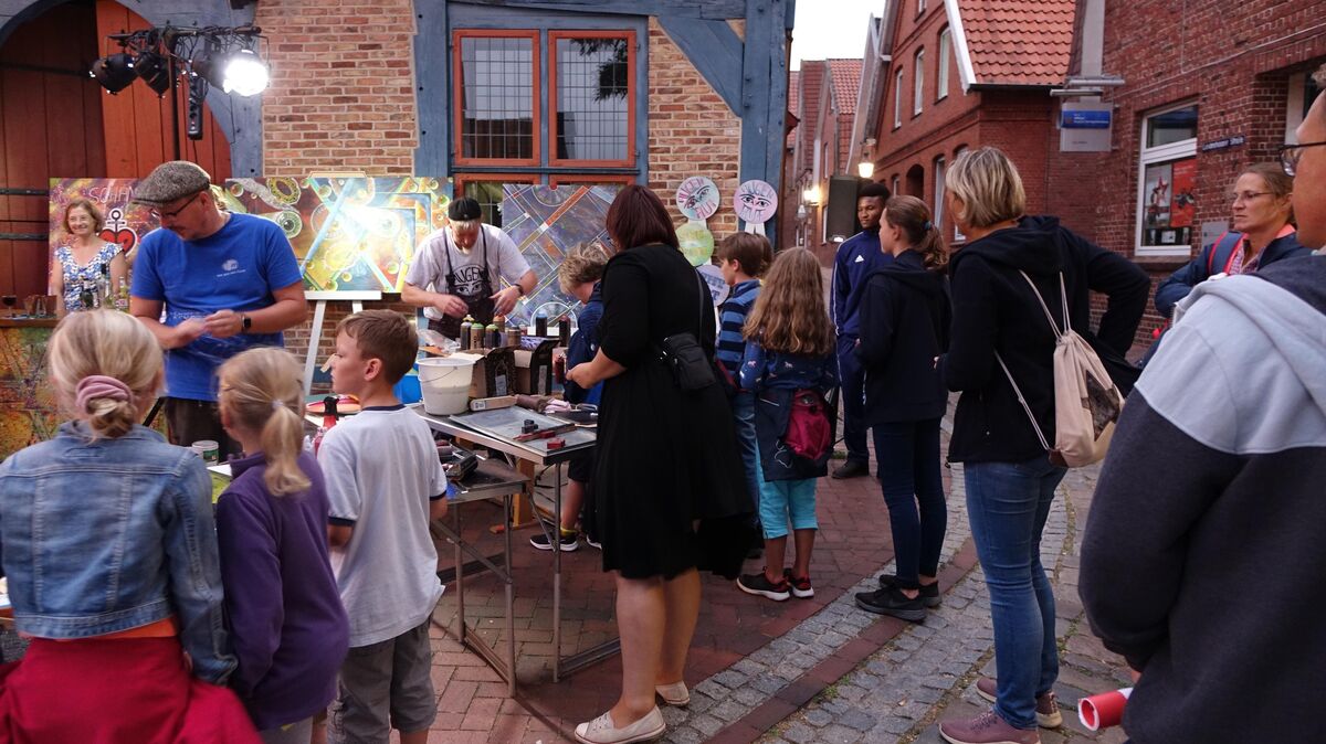 Sowohl Kinder als auch Erwachsene interessierten sich für die Aktion auf dem Rathausplatz. Foto: Fiola 