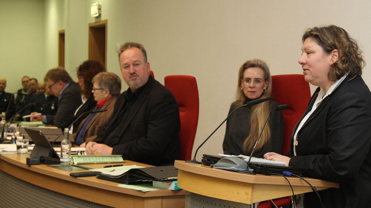 In der Ratssitzung informierte Dr. Susanne Graf, Leitung der Abteilung 6 (Migration) im Innenministerium, über den Betrieb einer Erstaufnahmeeinrchtung und die Pläne für Altenwalde. Foto: Reese-Winne