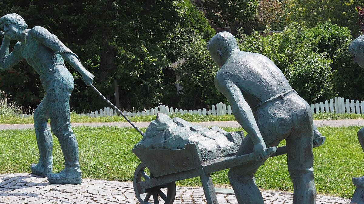 Die Deichbauarbeiter-Skulpturengruppe des Künstlers Frijo Müller-Belecke wurde vor 25 Jahren, am 23. Juli 1997, am Otterndorfer Deich, nahe der Schleuse, aufgebaut. Foto: Mangels