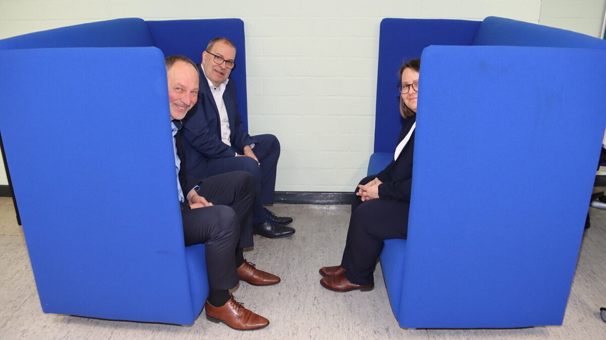 Auf dem Sofa mit Schallschutz kann man sich ungestört unterhalten und lernen (v.l. Bereichsleiter Jürgen Schulz, Landrat Thorsten Krüger, Koordinatorin Alexandra Kuck).