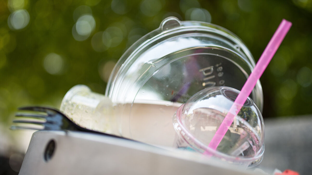 Plastikbecher und Verpackungen gehören zu den häufigsten Abfällen im öffentlichen Raum – genau hier wollte die Steuer ansetzen. Foto: Alexander Heinl/dpa