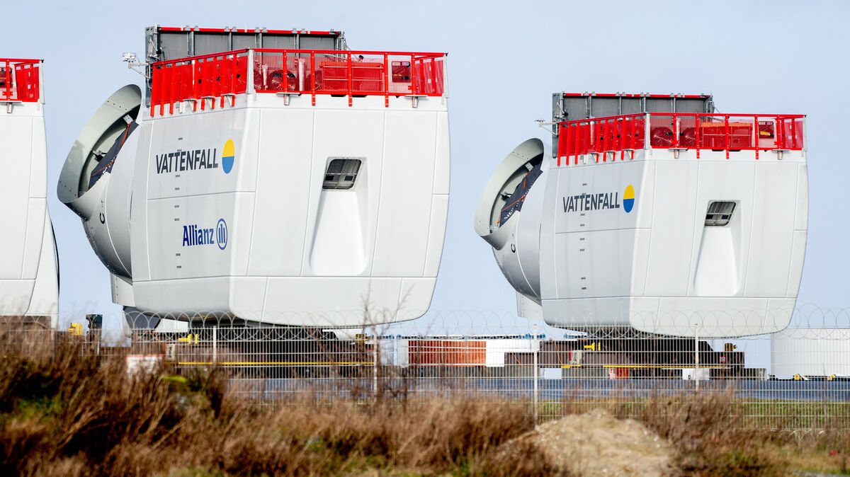 Montierte Gondeln für Windkraftanlagen auf See stehen auf dem Werksgelände von Siemens Gamesa. An dem Standort in Cuxhaven werden seit 2015 Hochleistungsturbinen für Windkraftanlagen auf See hergestellt. Foto: Dittrich / dpa
