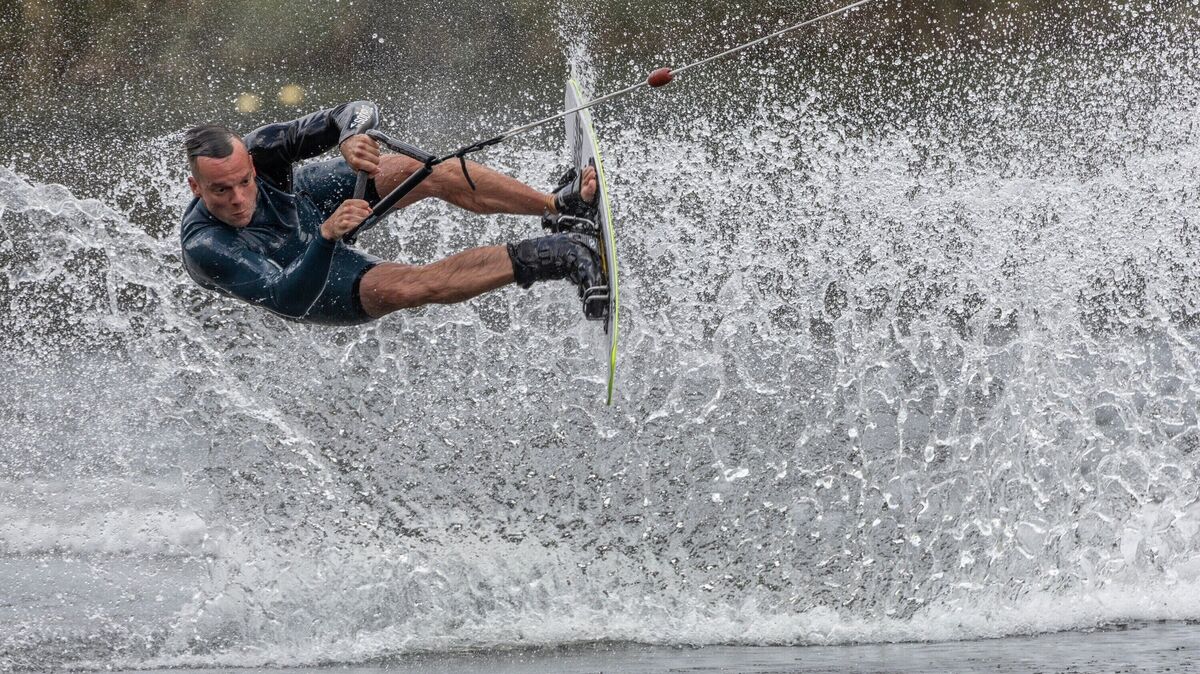 Oliver Marks liebt das Spektakel auf dem Wasser. Der Neuhäuser gehört zu den besten Trickskifahrern der Welt. Das möchte er bei den anstehenden Europameisterschaften einmal mehr unter Beweis stellen. Foto: Markus Stuckenberg