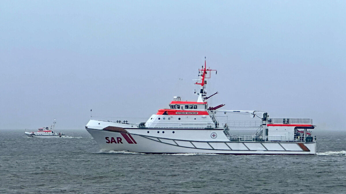 Mehrere Rettungseinheiten der Deutschen Gesellschaft zur Rettung Schiffbrüchiger (DGzRS) suchen stundenlang nach dem Seemann in der Elbmündung. Foto: picture alliance/dpa/Die Seenotretter - DGzRS