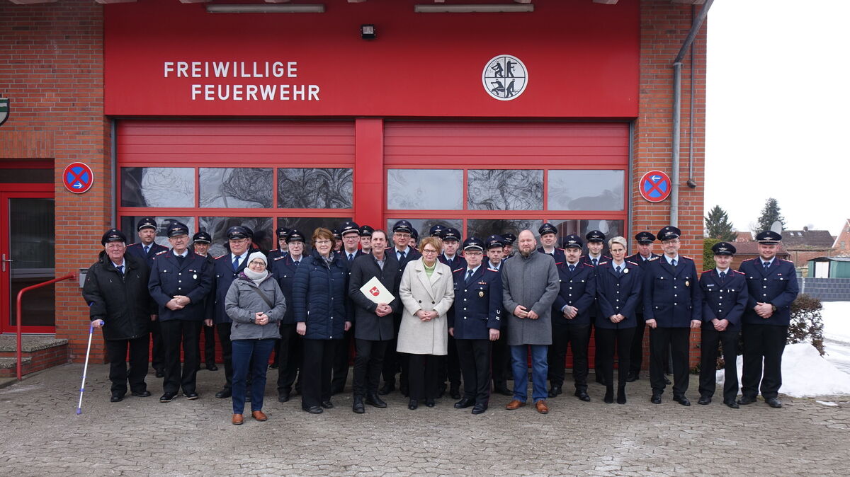 Der Bescheid von 1,2 Millionen Euro wurde in Oberndorf vor der Freiwilligen Feuerwehr in Empfang genommen. Foto: Märthe Werder