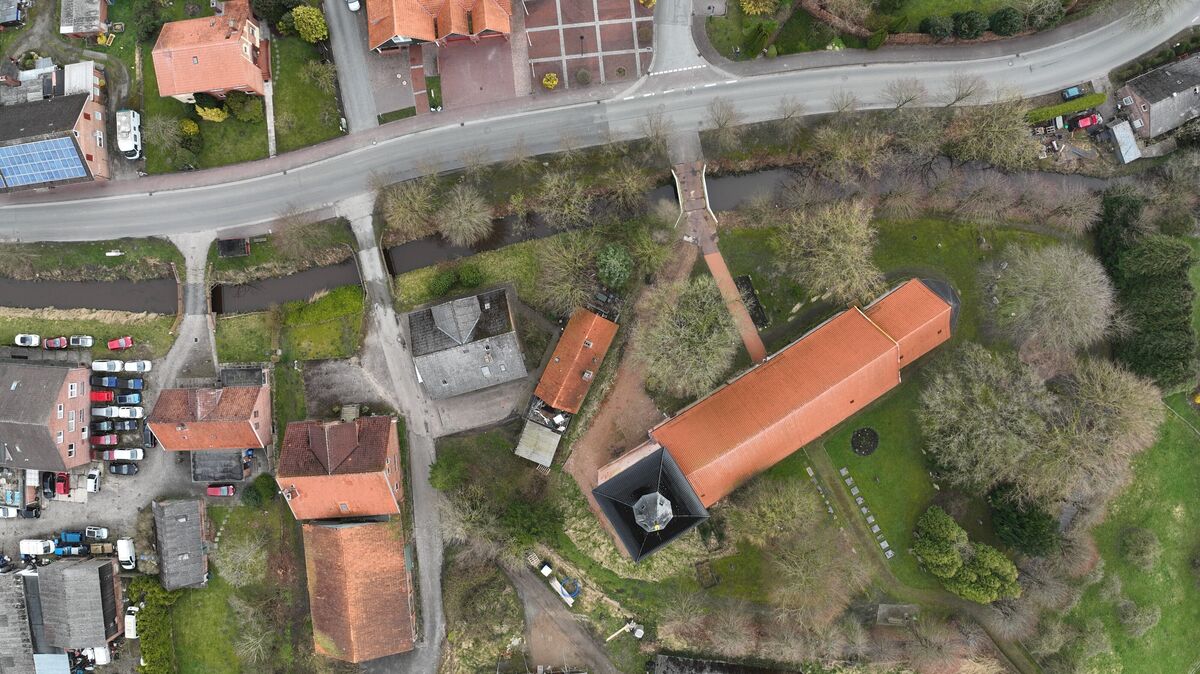 Mit der Drohne hat Markus Hülsen das Dorf Nordleda aus neuen Blickwinkeln in den Fokus genommen. Die Aufnahme zeigt die St.-Nicolai-Kirche. Foto: LGLN Otterndorf