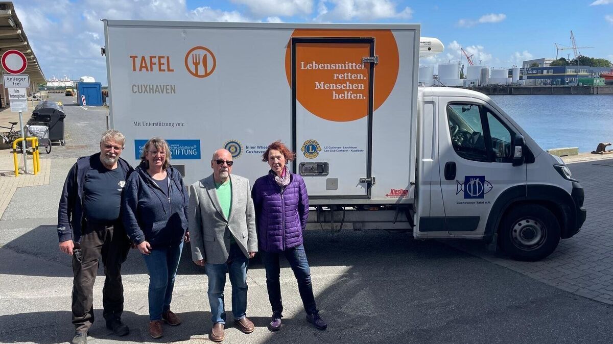 Ral Müller, Astrid Fiehn-Müller, Klaus Schnell und Sigrun Petersen sind schon gespannt darauf, wie ihr neues Angebot der mobilen Tafel ankommen wird. Der Kühlwagen steht dann jede Woche einmal in drei Orten. Foto: Kramp