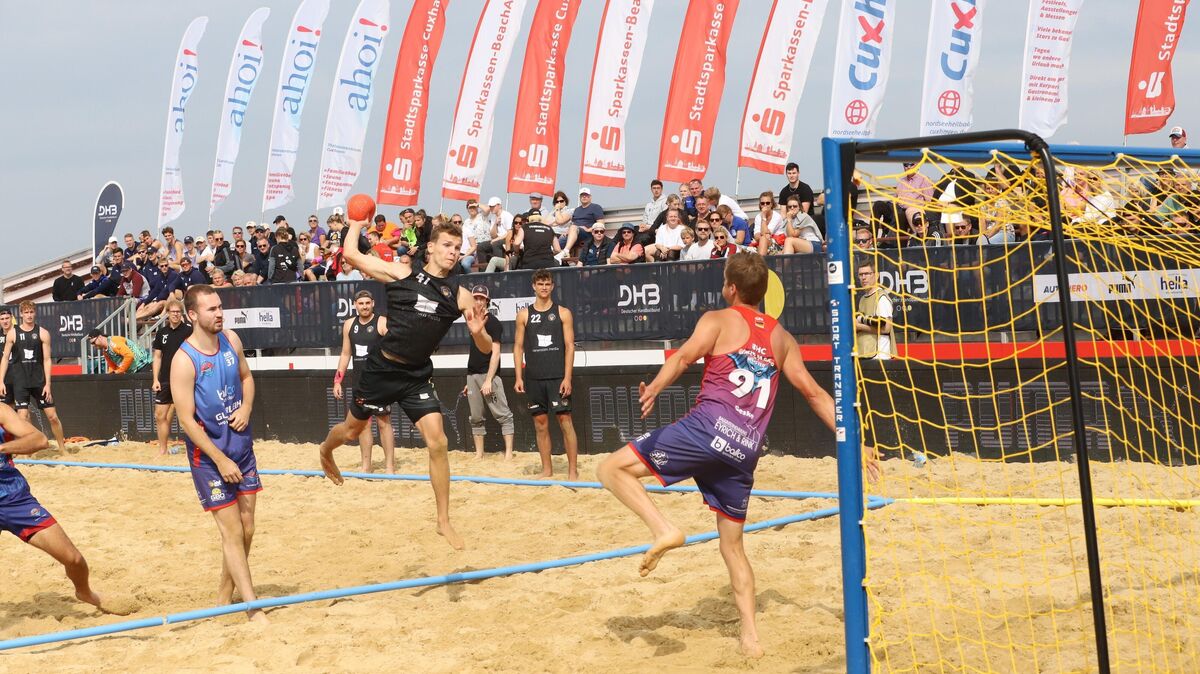 Auch im vergangenen Jahr gab es spannende Begegnungen in der Sparkassen-BeachArena: Auch in diesem Jahr zeigen die Teams bei den Deutschen Beachhandball-Meisterschaften in Cuxhaven ihr Können und kämpfen um den nationalen Titel. Foto: Witthohn