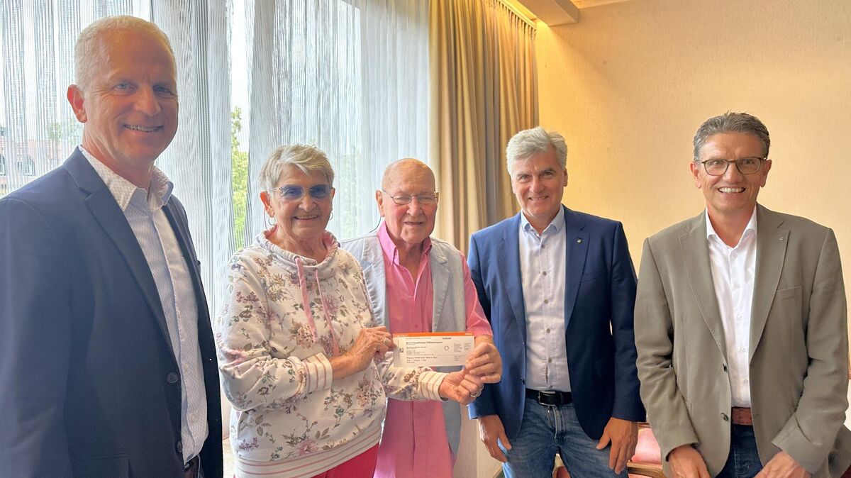 Mit dieser Überraschung hätten Luise und Tom Mickeleit nicht gerechnet: Oliver Ottmüller, Peter Itjen und Holger Kliem überreichten ihnen Freikarten für das diesjährige Benefizkonzert. Foto: Reese-Winne