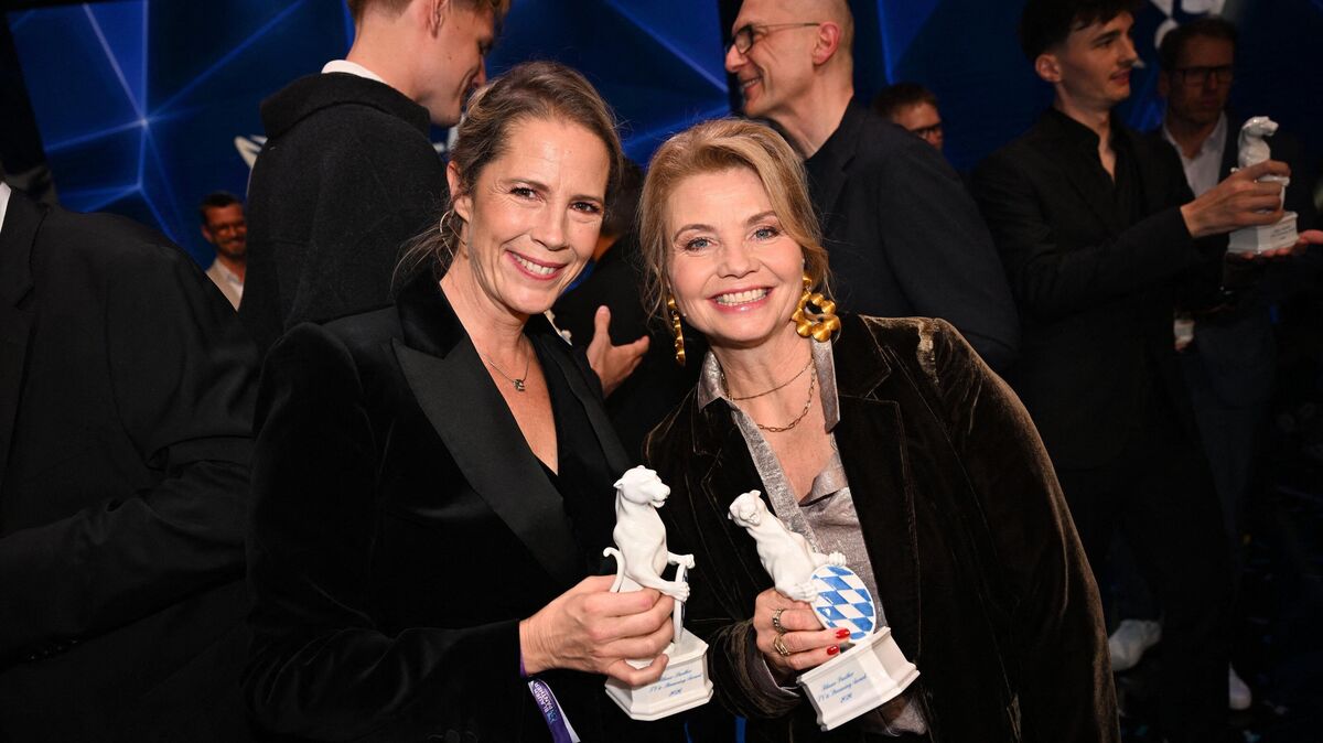 Sonja Schönemann (l.) und Annette Frier stehen bei der Verleihung des TV- und Streaming-Awards "Blauer Panther" in der BMW-Welt und freuen sich über die Auszeichnung mit dem früheren Bayerischen Fernsehpreis. Foto: Felix Hörhager/dpa