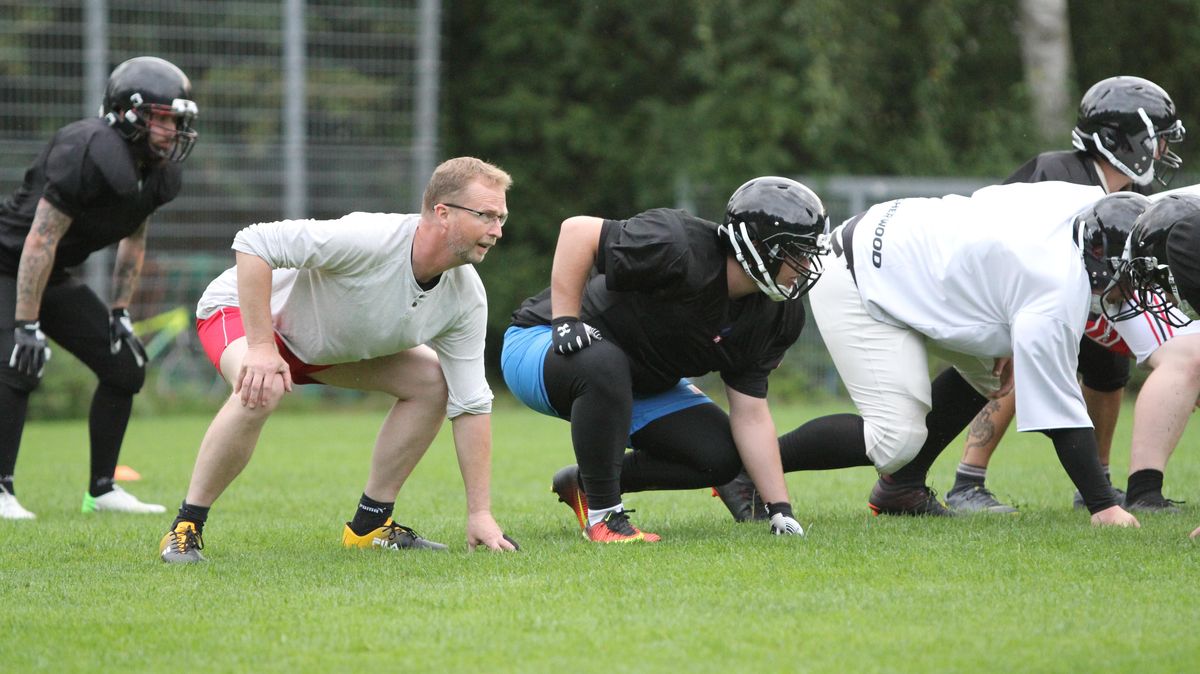 Frank Lütt (rote Hose) in Angriffsposition. Foto: May