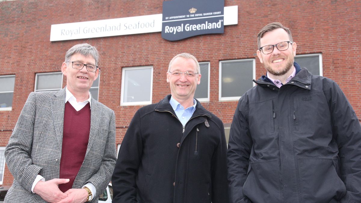 Werksleiter Helgi Helgason (l.) und Verwaltungsleiter Carsten Fitter (r.) mit Lars Nielsen aus der Geschäftsführung. Das Staatsunternehmen Royal Greenland A/S nutzt die Vorteile Cuxhavens und verlegt das Geschäft mit Eismeergarnelen noch in diesem Jahr von Aalborg nach Cuxhaven. Foto: Sassen