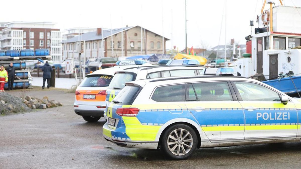 Die Einsatzkräfte sperren den Kai-Bereich ab. Doch dem Mann war nicht mehr zu helfen. Foto: Lütt