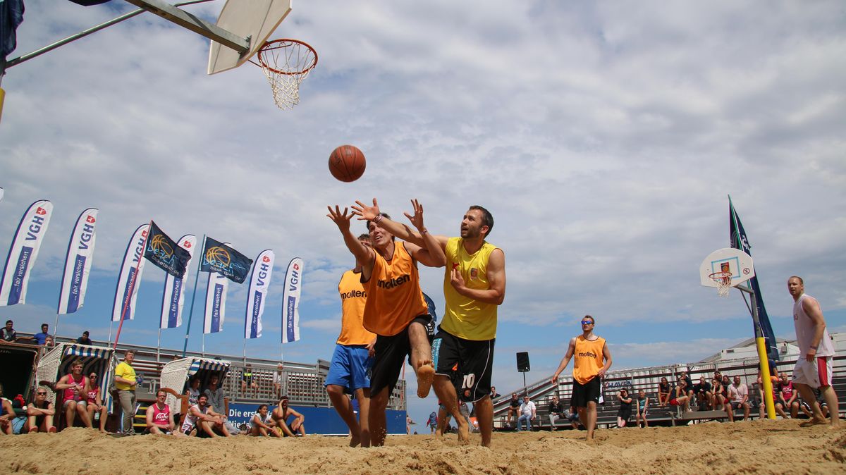 Strandkorbjagd im Sand: Insgesamt 41 Mannschaften kämpfen am Wochenende um die Titel in den unterschiedlichen Kategorien beim Beachbasketball-Turnier im VGH Stadion am Meer. Foto: Lütt