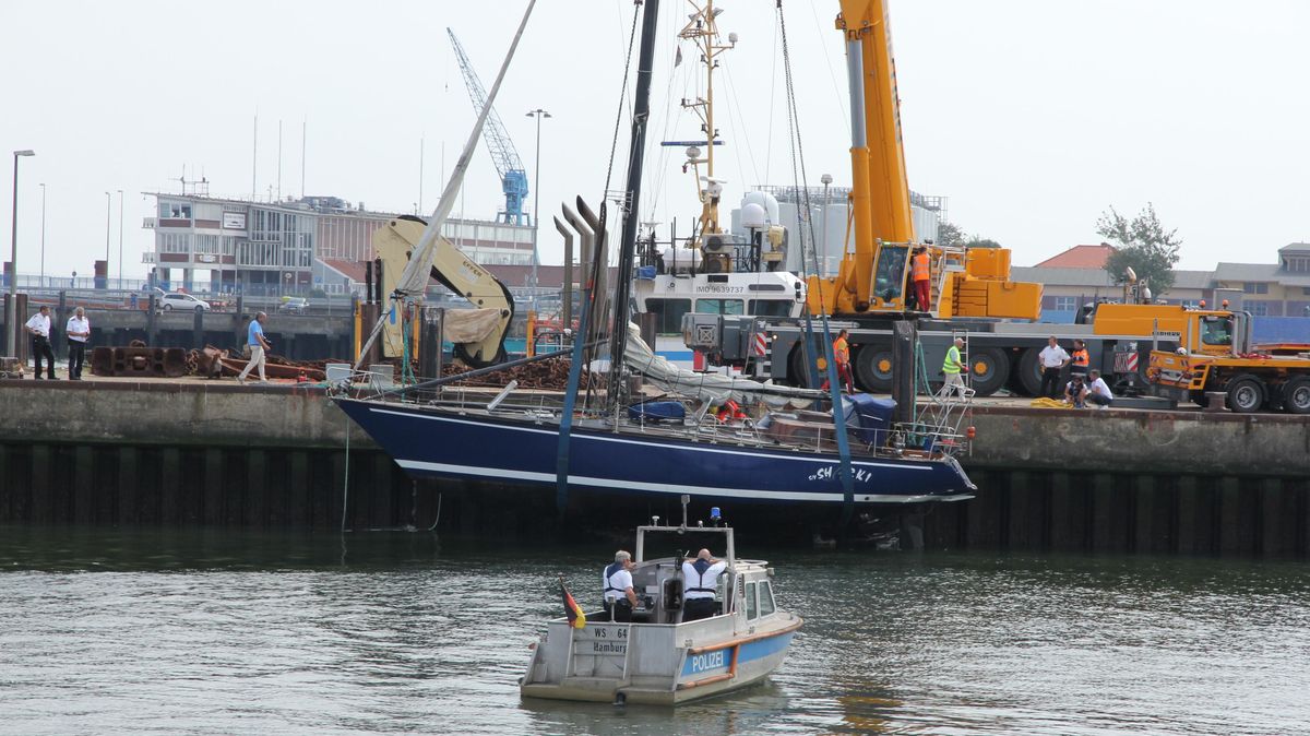 Geschafft: Die "Sharki" hängt sicher in den Gurten. Der Empting-Kran hat kein Problem die Jacht auf die Pier zu heben. Bevor dies geschieht, pumpen die Berger das eingedrungene Wasser und den Schlick aus dem Rumpf. Foto: Sassen