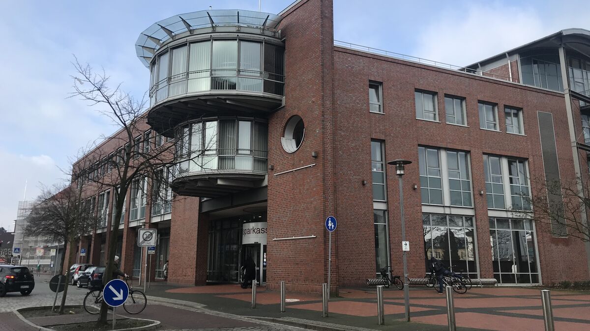 Die Stadtsparkasse Cuxhaven, hier die Hauptstelle in der Rohdestraße, will den Kundenservice verbessern und Marktanteile sichern. Archivfoto: Reese-Winne