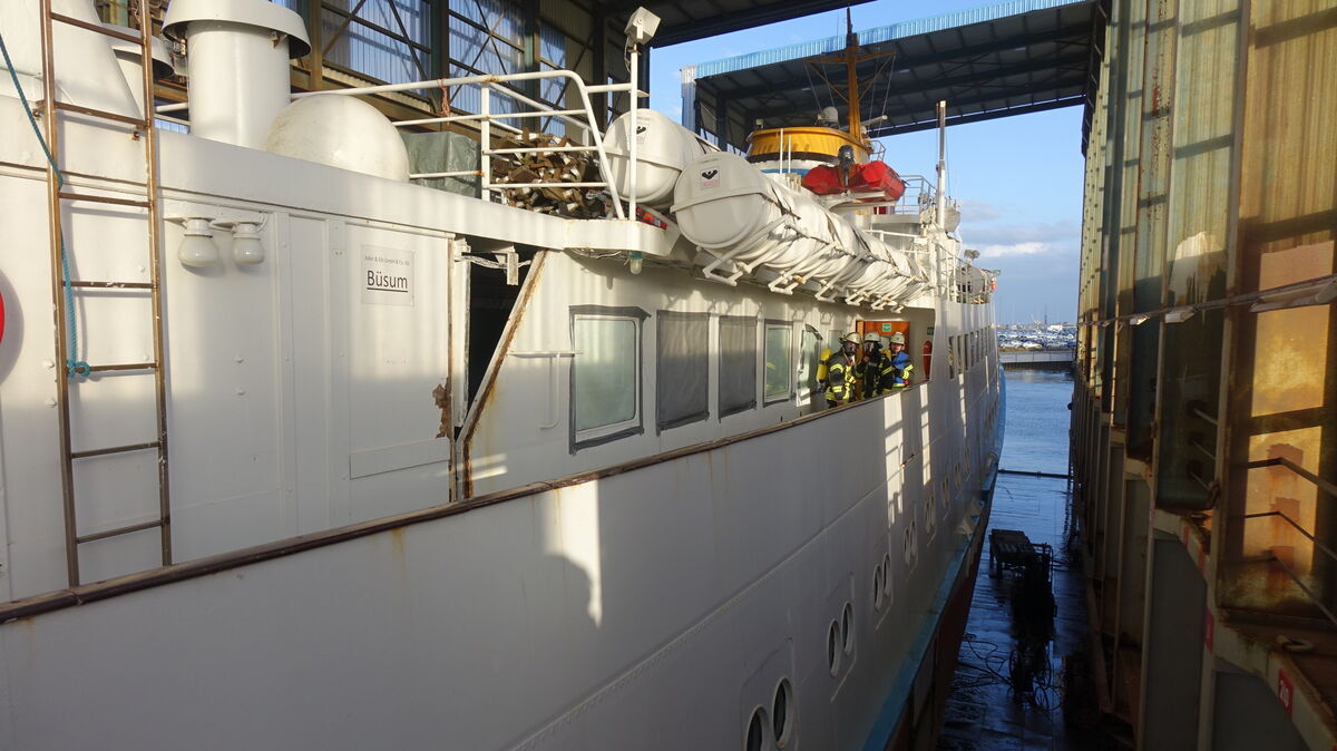 Der Brand brach im Inneren des Schiffs aus. Foto: Kuczorra