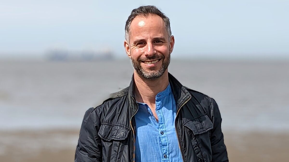Daniel E. Palu fühlt sich am Strand von Otterndorf sichtlich wohl. Foto: Palu
