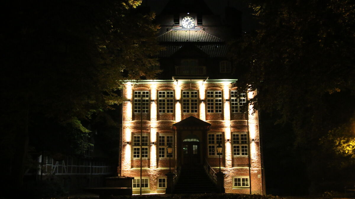 Ausgehend vom Schloss Ritzebüttel erstreckt sich Cuxhavens neues Lichtband über die Nordersteinstraße in Richtung Schleusenpriel und über die Deichstraße bis ins Lotsenviertel. Foto: Potschka