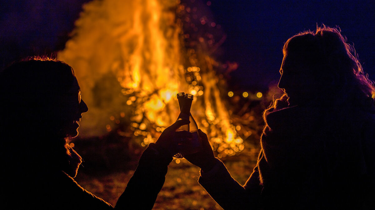 Osterfeuer haben eine ganz besondere Anziehung auf die Menschen in der Region. Symbolfoto: Frank Hammerschmidt/dpa