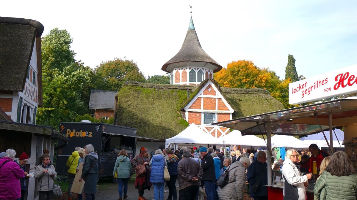 Der Kunsthandwerkermarkt auf dem Taubenhof in Cadenberge lockte mit über 50 Ausstellern. Foto: Brettschneider