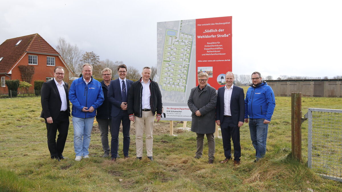 "Jetzt geht es los!" Kai Mangels (SSK), OB Uwe Santjer, stellv. Ortsbürgermeister Peter Altenburg, Ortsbürgermeister Christoph Frauenpreiß, Makler Erik Schumacher, Stadtbaurat Andreas Eickmann, Jochen Neuber (IDB) und Stadtplaner Ronny Budach (v. l.). Foto: Koppe