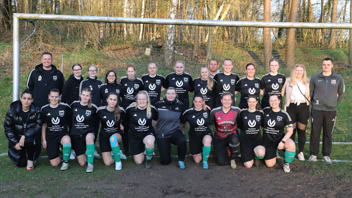 Die Wingster Fußball-Frauen gewinnen das so wichtige Spiel gegen den Heeslinger SC mit 2:1 und feiern den dritten Sieg im dritten Spiel unter der Regie von Trainer Axel Föge. Foto: Witthohn