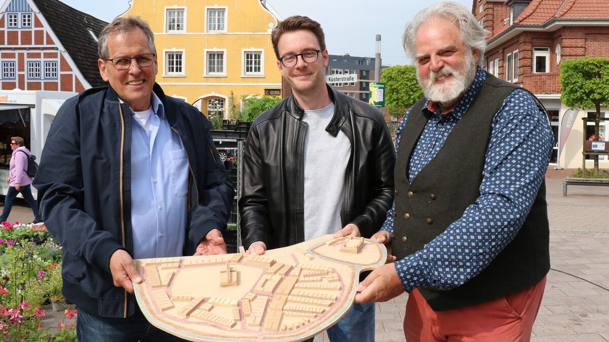 Sie sorgen dafür, dass Otterndorf ein historisches Stadtmodell bekommt (v.l.n.r.): Bürgermeister Claus Johannßen, Bildhauer Felix Brörken und Projektleiter Ralf Gütlein. Foto: Mangels