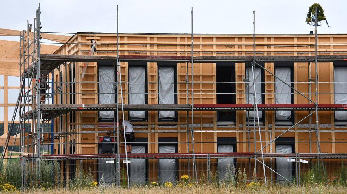 Im Gewerbegebiet "Hemmoor West" entstehen die ersten Gebäude von gewerblichen Unternehmen. Foto: Schröder