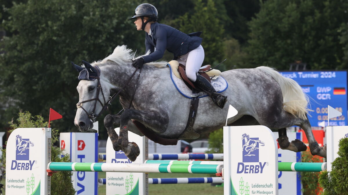 Die Oldendorfer Springreiterin Julia Plate im Parcours auf dem Dobrock-Turnier. Foto: Rohde