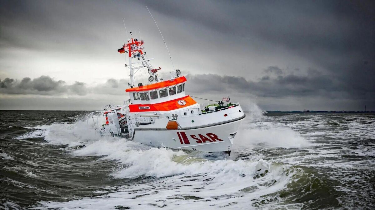 Der Seenotrettungskreuzer „Anneliese Kramer“ von der Station Cuxhaven hat bei der Suche einen Rettungskragen des Tankers gefunden. Foto: Archivfoto: Die Seenotretter – DGzRS