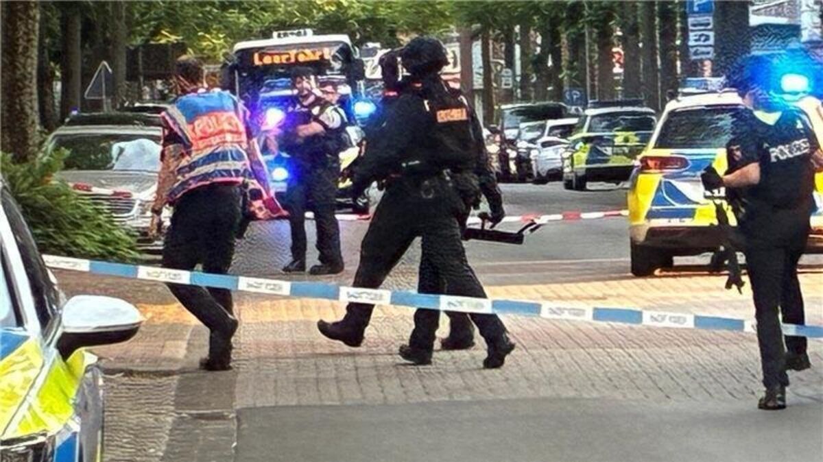 In der Buxtehuder Innenstadt waren am Montagabend noch zahlreiche Passanten und Verkehrsteilnehmer unterwegs. Foto: Vasel