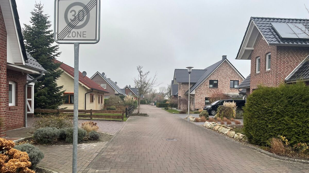Ruhige Wohnstraße in Cuxhavens Stadtteil Lüdingworth: Der geplante Ausbau des Baugebiets „Elvenring II“ sorgt für lebhafte Diskussionen im Stadtrat, während die Anwohner auf Fortschritte warten.