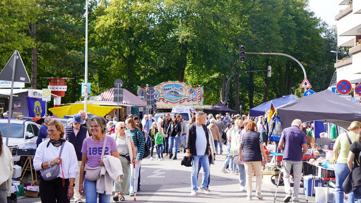 Impressionen vom Straßenfest „Op no Dös“ in Cuxhaven-Döse: Bei spätsommerlichem Wetter zieht es zahlreiche Besucher zwischen Flohmarktständen, Musik und Aktionen auf die Straßen. Foto: Brettschneider