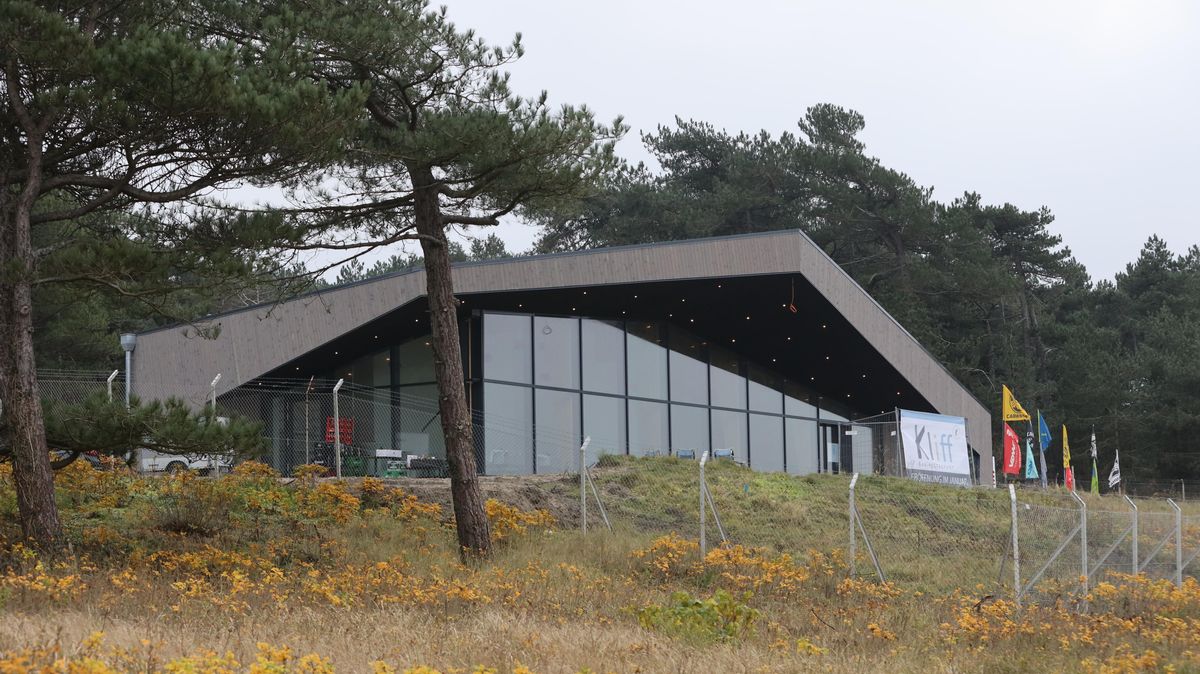 Der Baukörper der neuen Restaurant-Bar "Kliff" am Rande des Wernerwaldes ist bereits fertiggestellt. Anfang des neuen Jahres kommen die Inneneinrichter. Ende Januar 2020 soll die neue Gastronomie eröffnet werden. Foto: Lütt