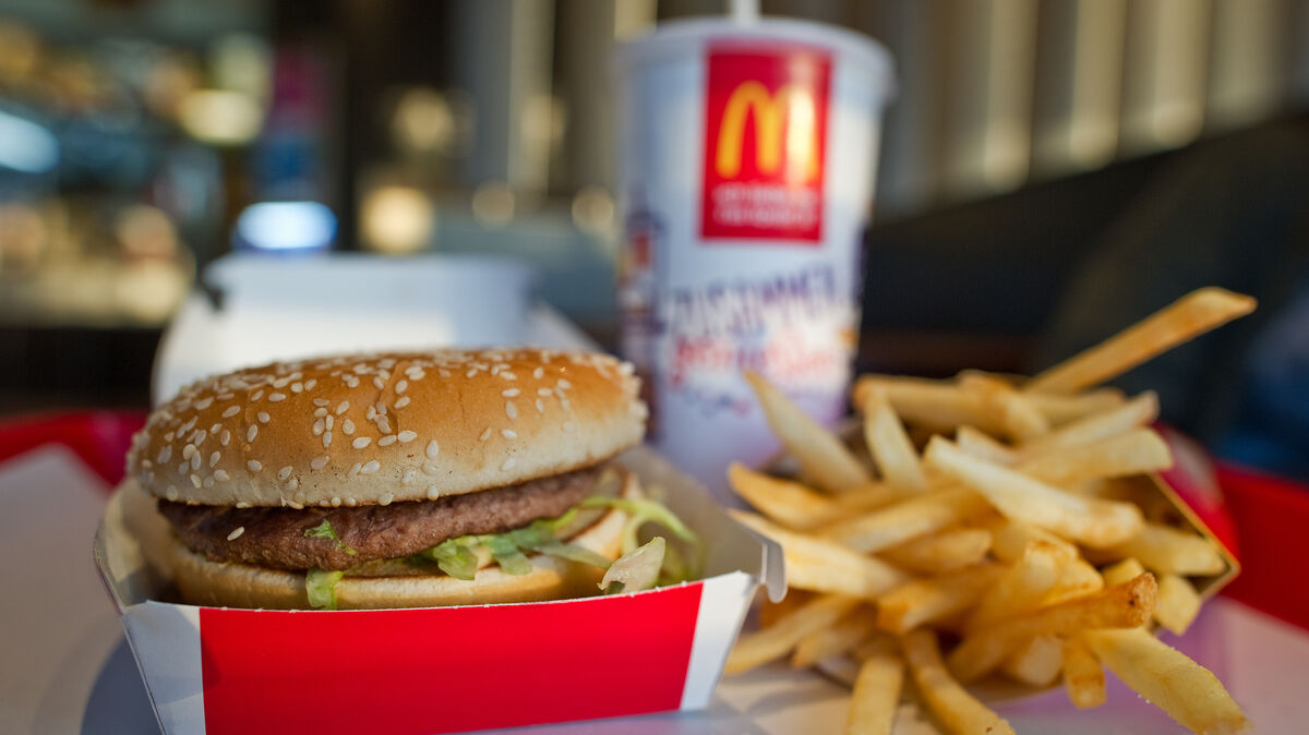 Demnächst auch in Hemmoor? Es gibt Pläne, direkt an der Ortsdurchfahrt (B 73) in Basbeck eine "McDonalds"-Filiale anzusiedeln. Doch umstritten ist die Standortfrage: Vorgesehen ist ein Grundstück direkt neben der Basbecker Grundschule und einem Wohngebiet. Foto: Christoph Schmidt / dpa