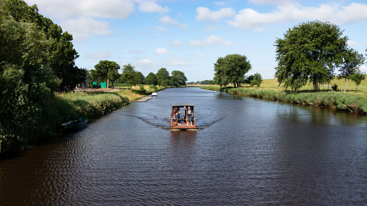 Ein Hauch von Abenteuer inmitten der zivilisierten Welt: Im Sommer 2021 starteten die Floßfahrten auf dem Hadelner Kanal. Jetzt hat der Floß-Verleih neue Betreiber. Foto: Mangels