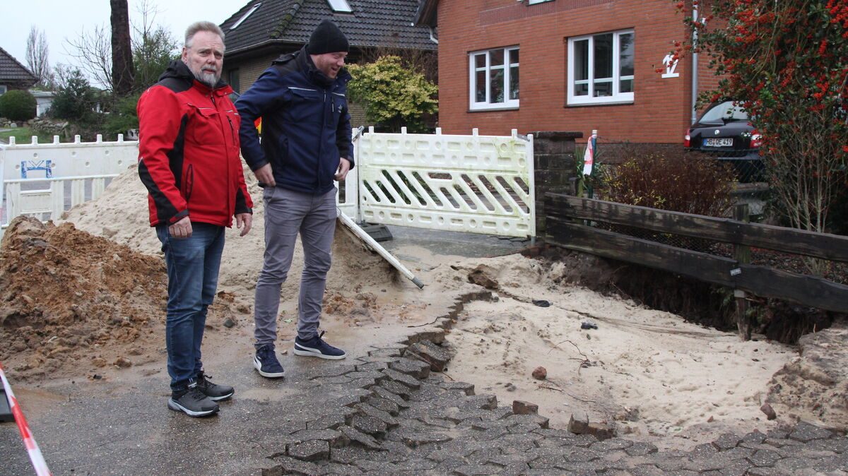 Geschäftsführer Torsten Heitsch (l.) und Verbandsingenieur Florian Heitsch schauen sich die Stelle an, an der im Kattensteen alles begann. Irgendwann gab der unterspülte Untergrund nach. Foto: Reese-Winne